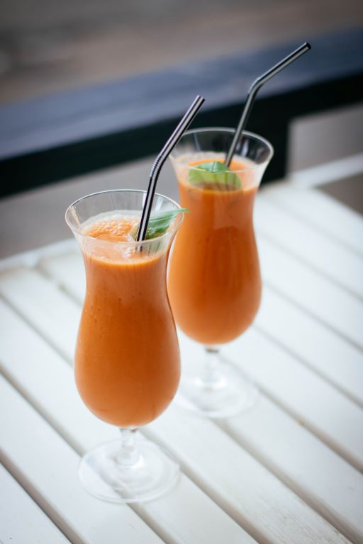 Denken aan je gezondheid: je eigen drankje op basis van perzik en spinazie