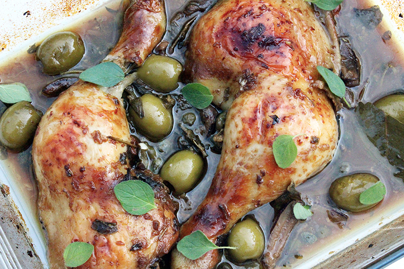 Gebraden kip met dadels, olijven en kappertjes (Ottolenghi)