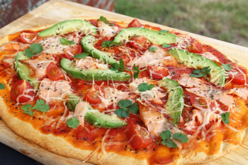 Pizza met avocado en zalm