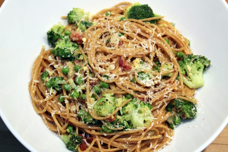 Spaghetti alla carbonara met erwten (Jeroen Meus)