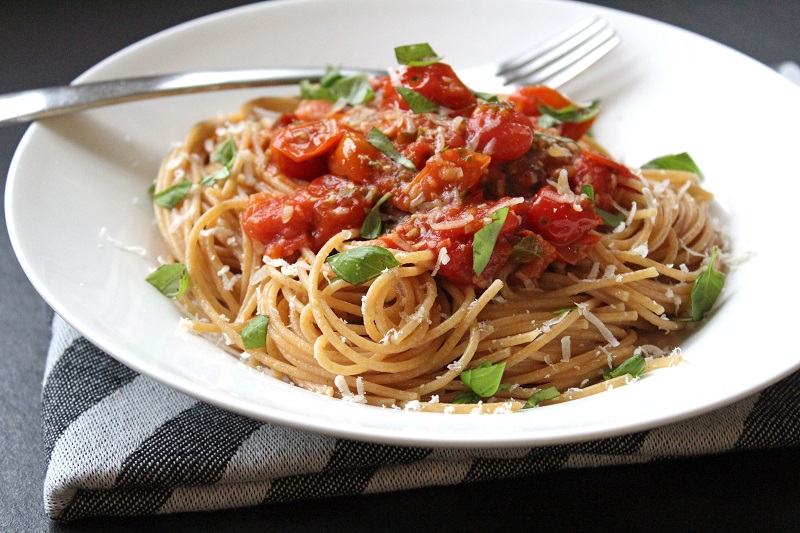Spaghetti met kerstomatensaus (Ottolenghi)