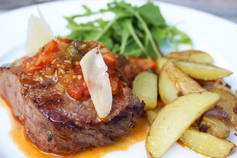 Steak met tomatensaus en krielpatatfrietjes (Sandra Bekkari)