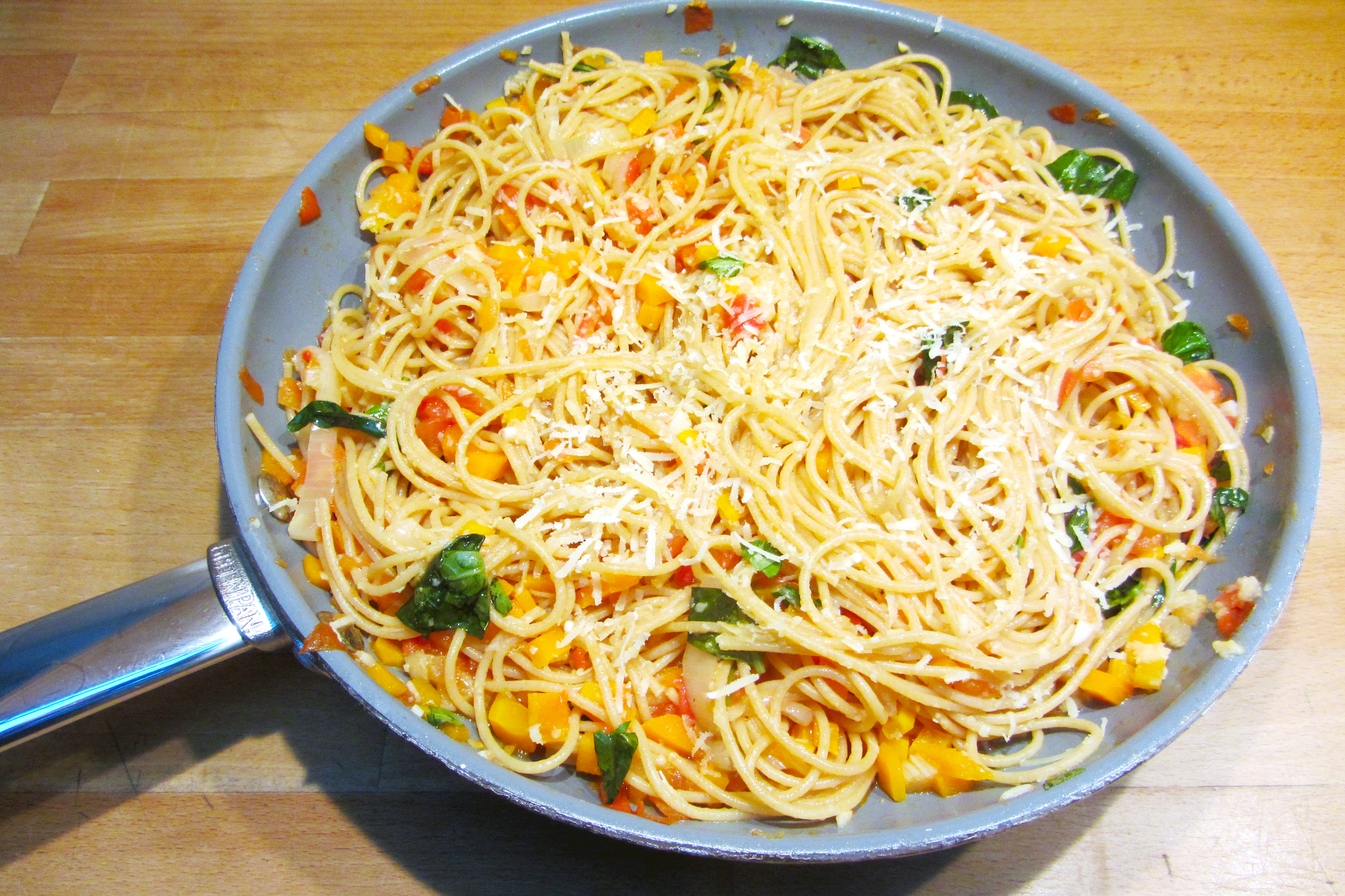 Volkorenspaghetti met een groentesausje (Antonio Carluccio)